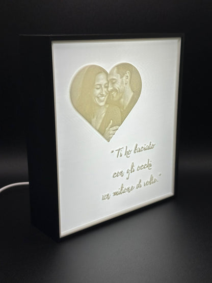 Lampada Litofania 3D Personalizzata con Foto – Regalo Unico Luminoso