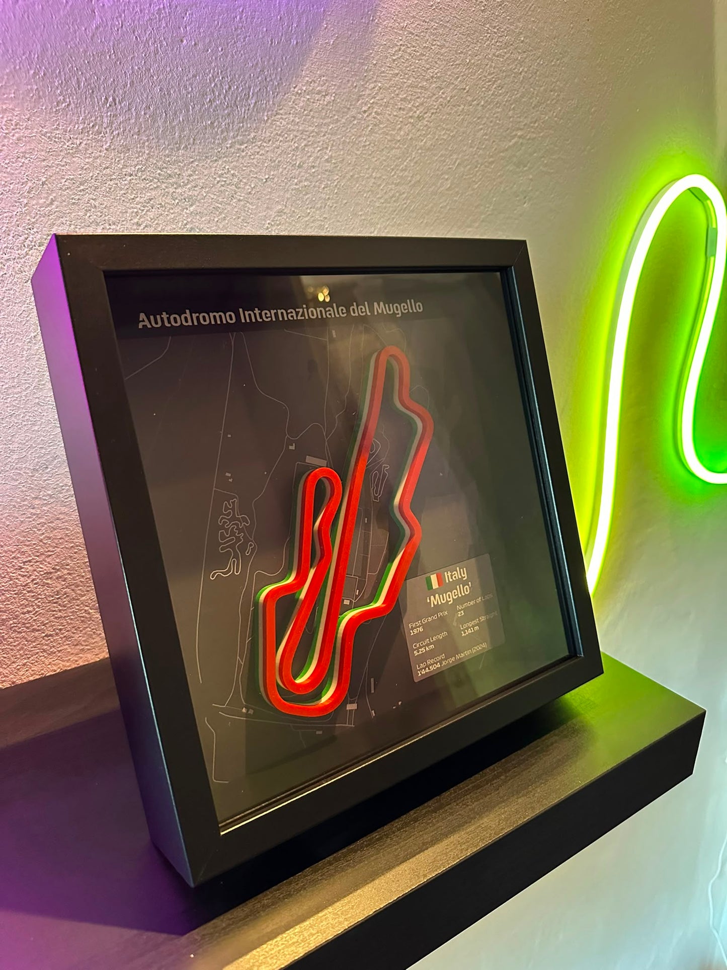 Esempio stile: quadro circuito su mensola con luce neon