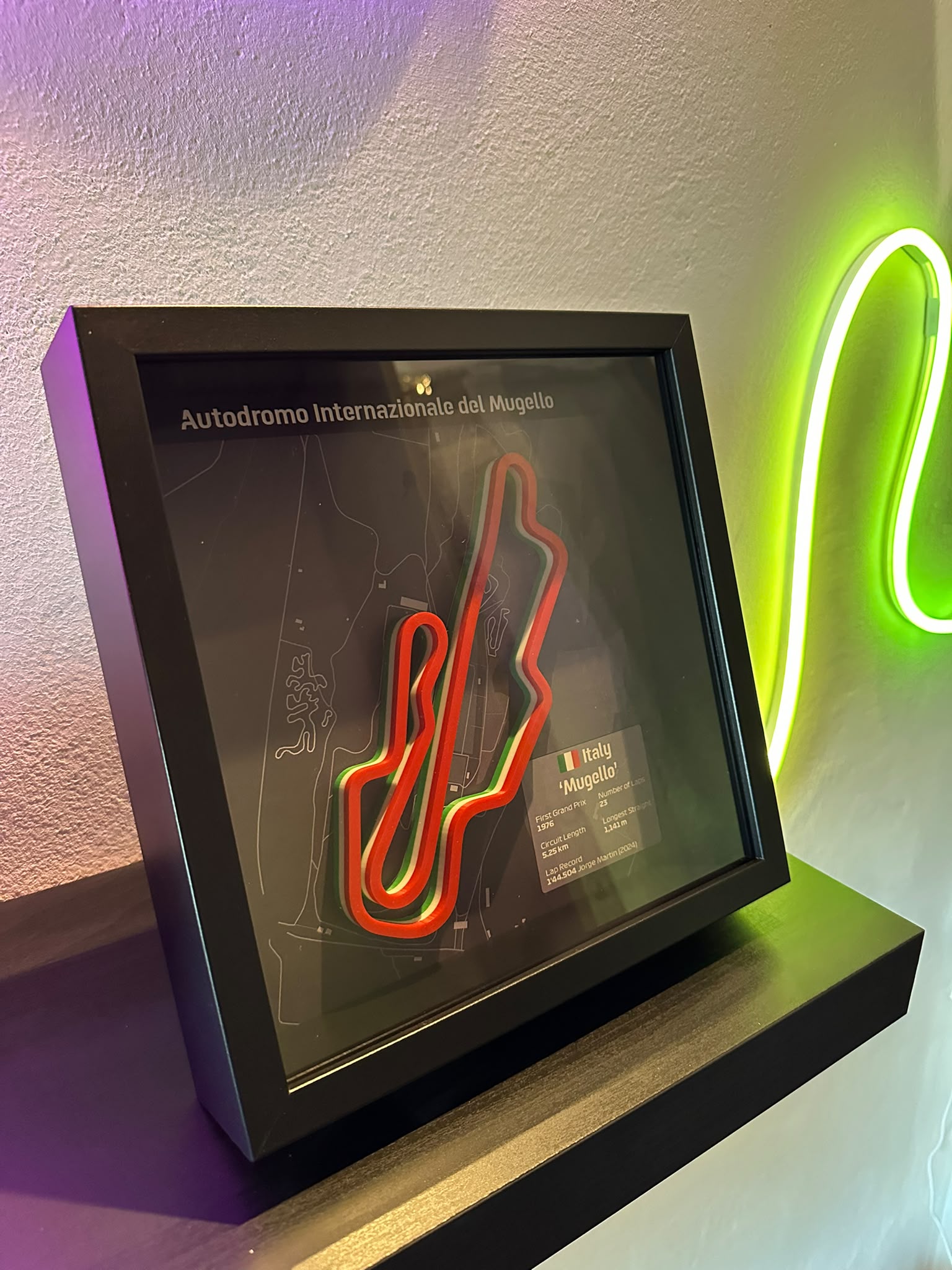Esempio stile: quadro circuito su mensola con luce neon