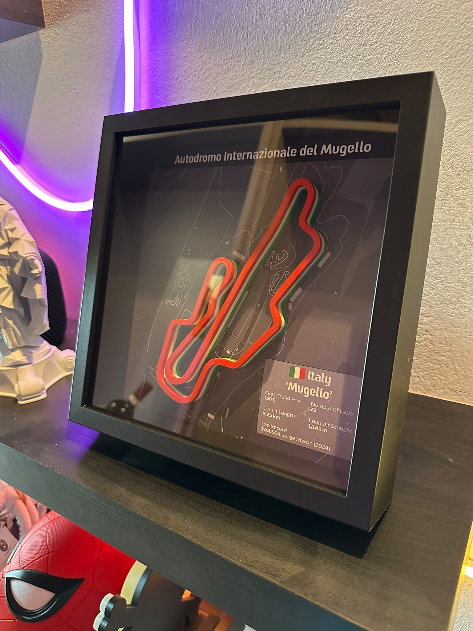 Quadro circuito Mugello con luce neon viola